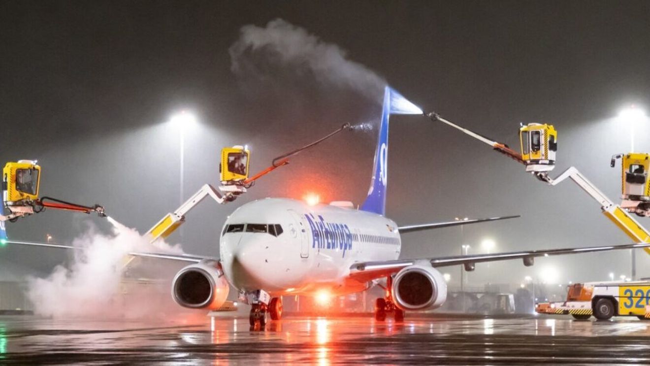 Aeroportul Schiphol din Amsterdam, unul dintre cele mai aglomerate din Europa, a anulat luni 450 de zboruri din cauza zăpezii şi îngheţului