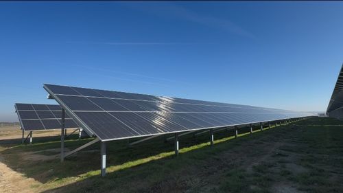 Noi contracte din PNRR semnate, pentru stocare și producție de panouri fotovoltaice /