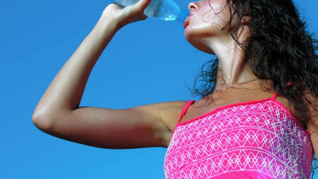 PROIECT Prețul apei din aeroport și gară să fie limitat la 3 lei