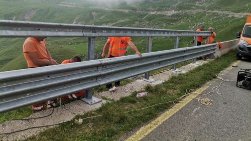 VIDEO Drumuri mai sigure: CNAIR montează parapet de beton pe Transalpina - cea mai înaltă şosea din România