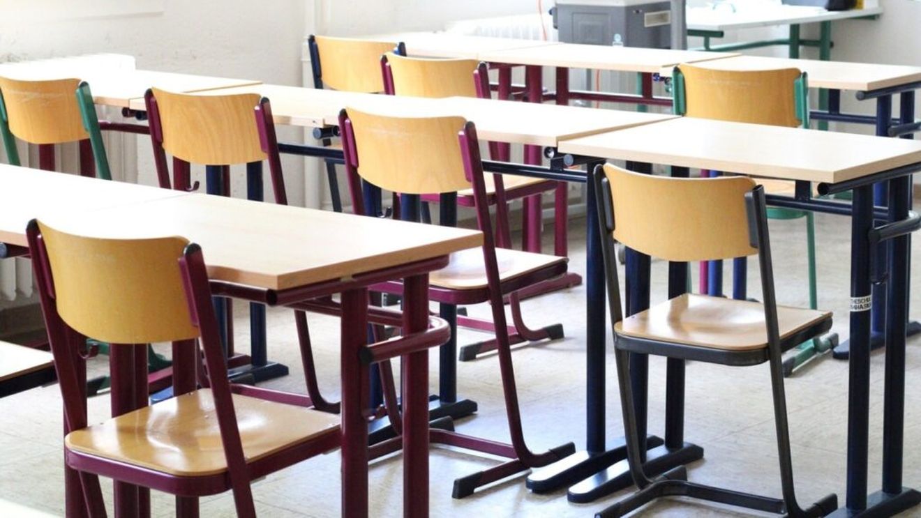 Mai multe școli din Arad se plâng că mobilierul cumpărat prin PNRR s-a degradat / La Iași s-a semnalat că băncile sunt prea mici pentru elevii de liceu