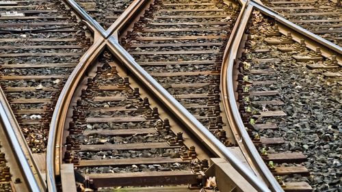 Peste o treime dintre trenurile private de marfă au întârzieri. Transportul feroviar de marfă, în special de cereale, este afectat de restricţiile pe care le impune CFR Infrastructură – Scrisoare deschisă adresată Ministrului Transporturilor