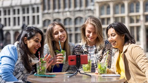 Cum îşi permit unele persoane din Generaţia Z vacanţe de lux / Pentru unii, este doar o regie online