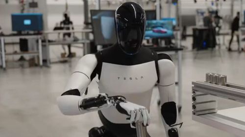 Elon Musk spune că Tesla va folosi roboți umanoizi anul viitor