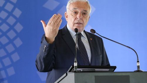 Mugur Isărescu susține că România ar putea să nu se încadreze în ţinta de deficit de 7% din PIB în acest an