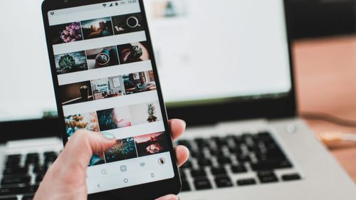 Piaţa smartphone-urilor a scăzut pentru al cincilea trimestru consecutiv. Apple pierde primul loc în topul celor mai mari producători de smartphone-uri, fiind devansat de Samsung