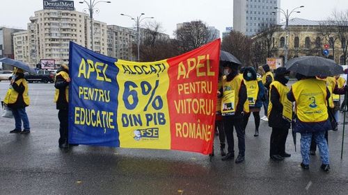 Sindicatele din Educație au ieșit în stradă: Se aștepta o majorare de 16% a salariilor de bază/ Profesorii le-au urmat angajaților CFR și polițiștilor/ Garda de Mediu amenință la rândul ei cu grevă