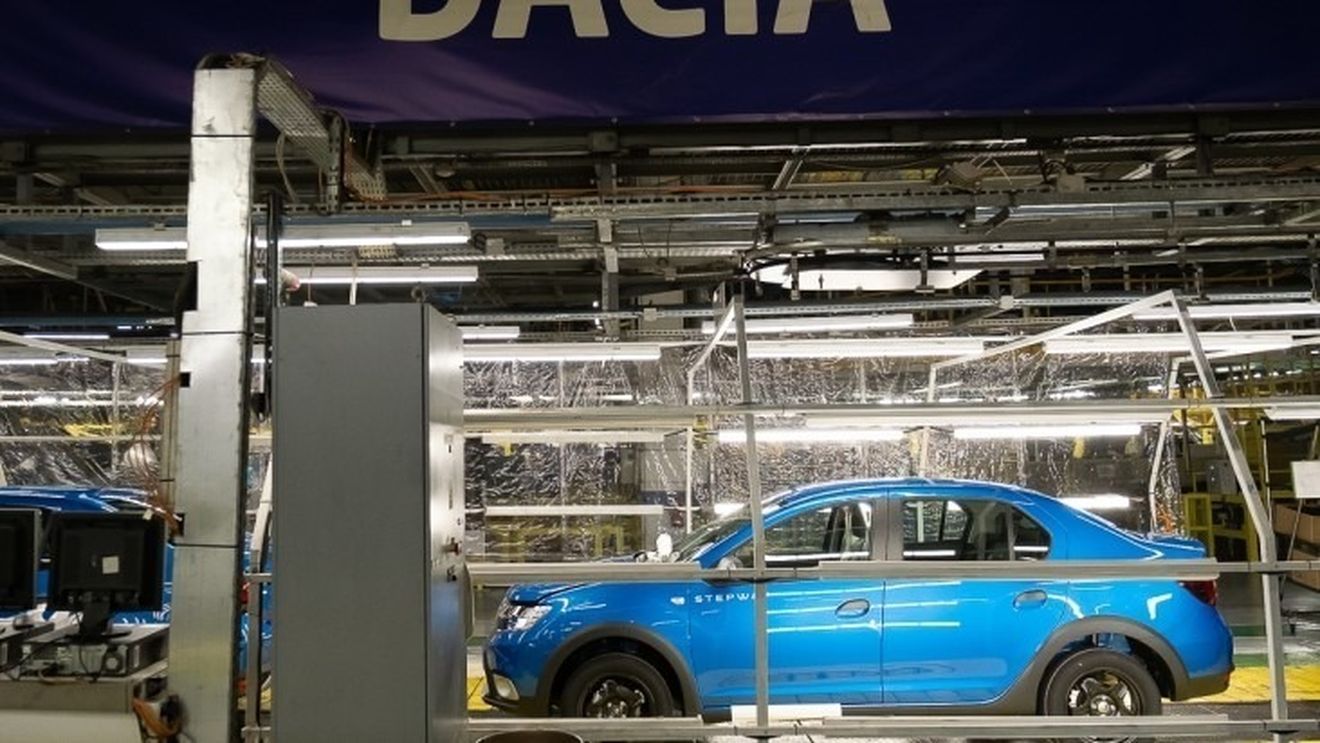 Uzina Dacia îşi întrerupe din nou activitatea, din cauza crizei componentelor electronice. 11.000 de oameni stau acasă, vineri