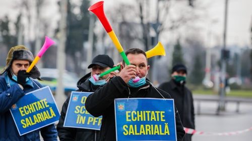 Polițiști, angajați CFR și pensionari militari ies în stradă de luni și cer salarii și pensii mai mari