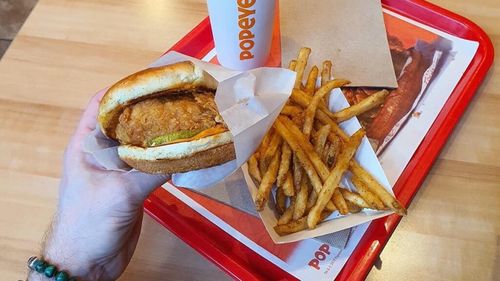 Lanțul american de fast-food Popeyes se extinde în România și deschide un restaurant la Iași