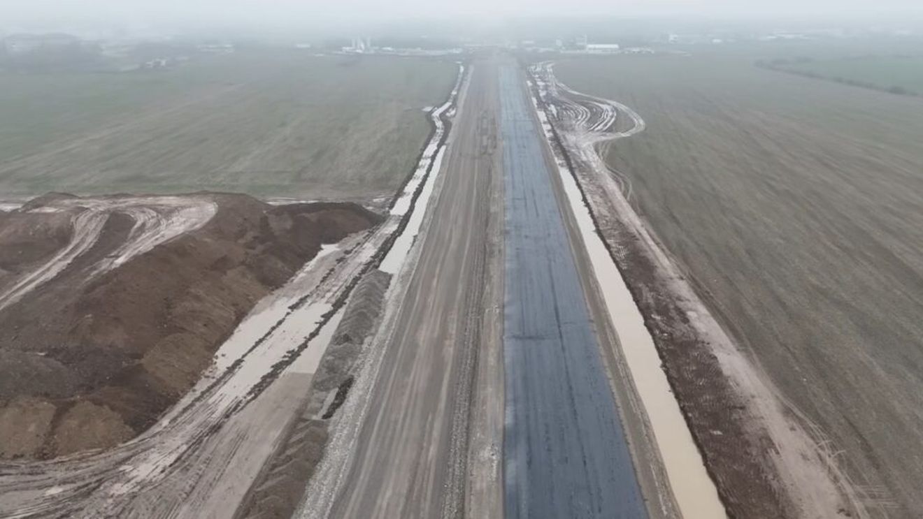 VIDEO Autostrada A0 Nord. Retter a așternut primul strat de asfalt pe lotul 1, la kilometrul 19 / Când va fi deschisă circulația pe această secțiune