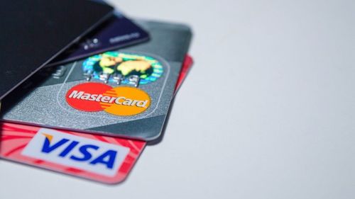 Visa și Mastercard au ajuns la un acord de 30 de miliarde de dolari pentru reducerea comisioanelor