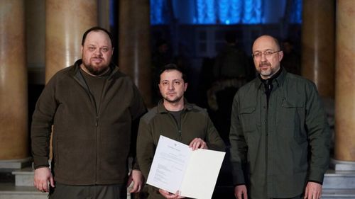 BREAKING Zelenski a semnat cererea de aderare a Ucrainei la UE și urmează să fie transmisă marți la Bruxelles (document)/ Diplomații polonezi au ajutat Ucraina să pregătească documentul (presa poloneză)