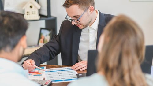 Sondaj. Consumatorii și agenții imobiliari, consens că este nevoie de o lege pentru reglementarea agentului imobiliar. Cumpărătorii, chiriașii și proprietarii vor soluționarea anunțurilor dublate și transparentizarea informațiilor proprietăților