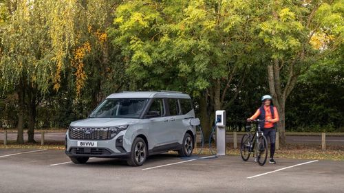 Ford lansează comenzile pentru E‑Tourneo Courier, primul automobil electric produs în România, în fabrica Otosan din Craiova