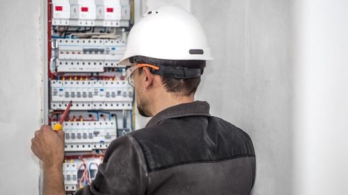 Elevii de la un liceu din Capitală vor fi școliți să devină electricieni, într-un program al ambasadei și companiilor austriece / Cât câștigă un electrician în România