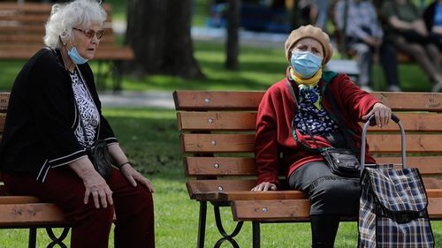 INS: În luna mai s-a înregistrat un număr de decese în scădere față de 2021/ Două treimi din totalul numărului de decese s-au înregistrat la persoanele cu vârstă de cel puţin 70 ani