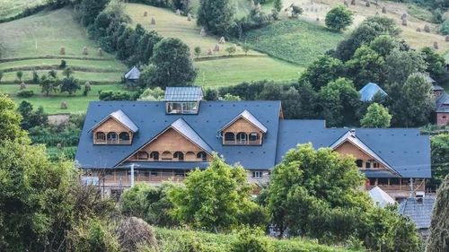 Vouchere de vacanță și pentru mediu privat: Inițiativa a trecut tacit de Senat / Impactul bugetar s-ar ridica la peste 6 miliarde lei anual