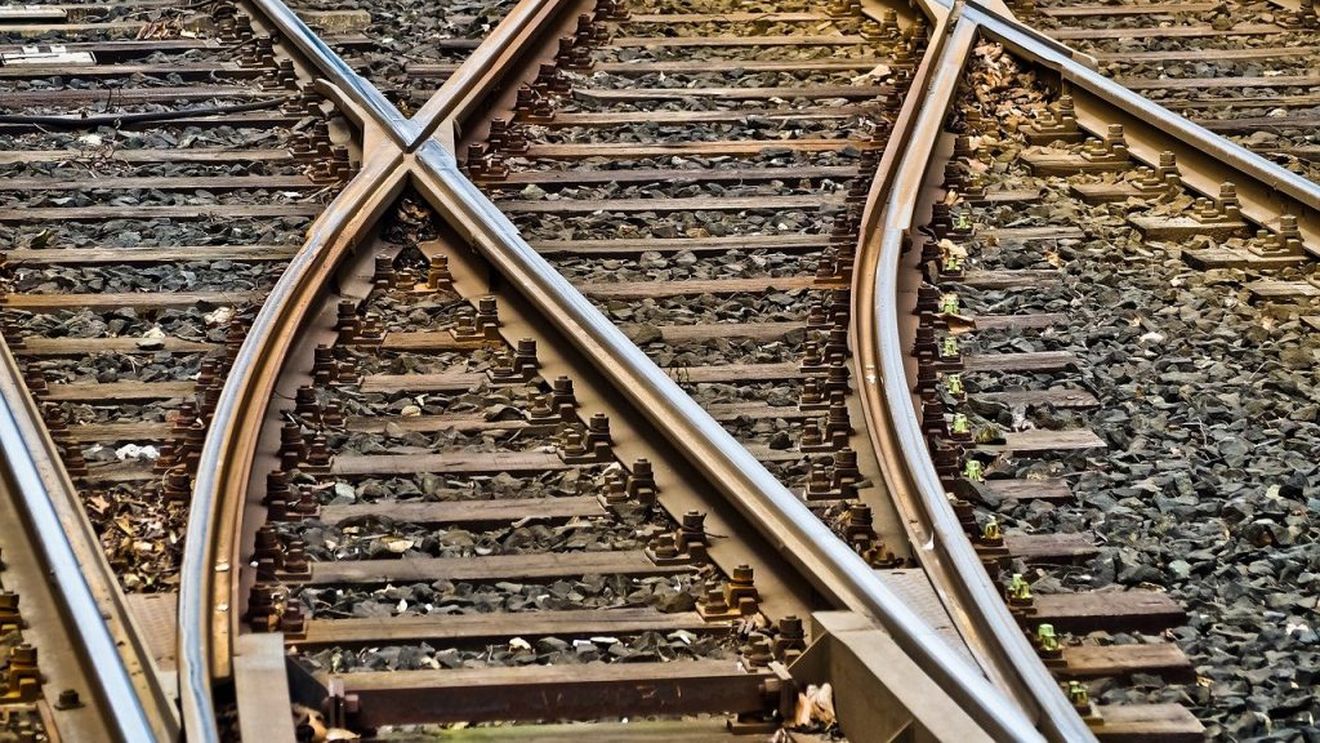 Peste o treime dintre trenurile private de marfă au întârzieri. Transportul feroviar de marfă, în special de cereale, este afectat de restricţiile pe care le impune CFR Infrastructură – Scrisoare deschisă adresată Ministrului Transporturilor