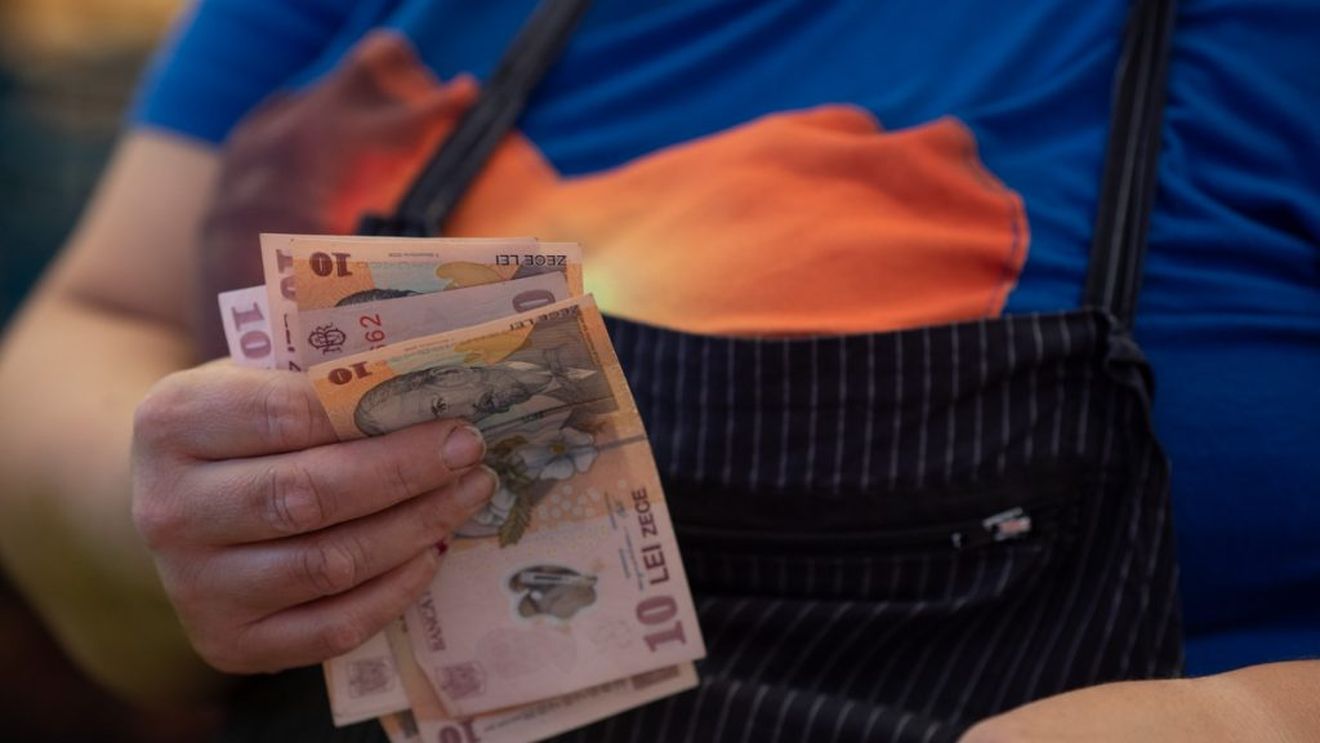 Câştigul salarial mediu net din România a scăzut cu 2 lei în iulie, la 3.975 lei. Salariile au scăzut în activități de editare, fabricarea de mașini și sectorul bugetar