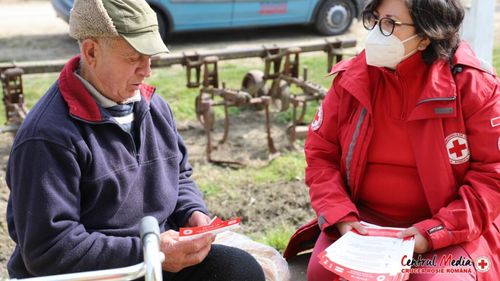 [P] Sărăcia înrăutățește pandemia. Pentru că nu și le permit, 8 122 de familii nevoiașe au primit pachete cu produse de igienă