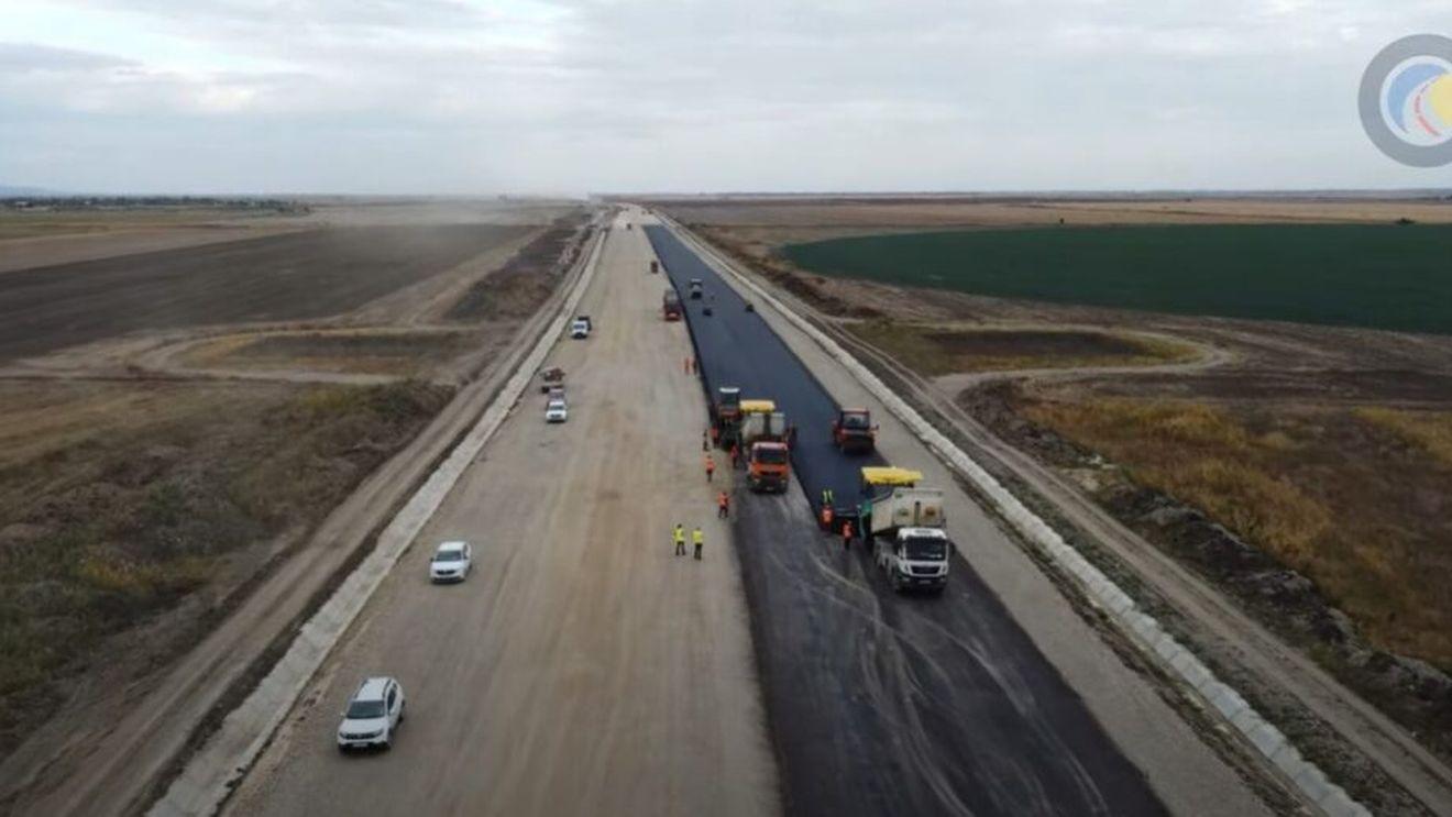 Autostrada Moldovei : Grindeanu cere constructorilor Pizzarotti-Retter și Coni-Trace să ajungă de la 45 % la 65 % la finalul lunii aprilie pentru inaugurarea celor 49 de kilometri în octombrie. Laude pentru prahovenii de la Coni care au ajuns la 80 %