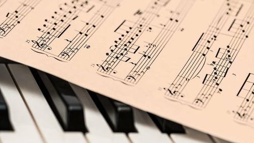 Infringement pentru drepturi de autor. Comisia Europeană solicită României să respecte normele UE privind drepturile asupra operelor muzicale