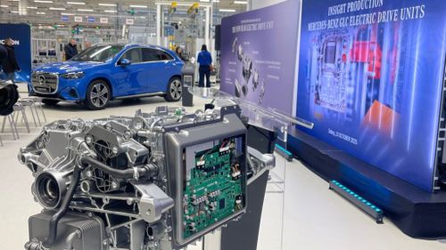 FOTO-VIDEO Mercedes-Benz a inaugurat o nouă linie de asamblare a motoarelor pentru mașini electrice, la Sebeș