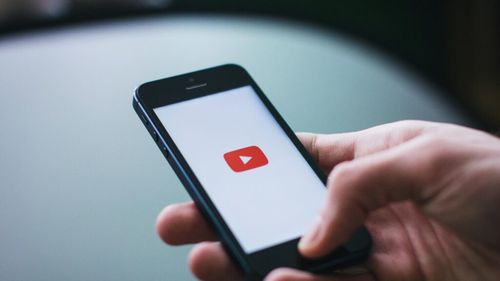 Utilizatorii YouTube vor putea folosi inteligența artificială pentru căutări
